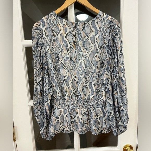 VINCE CAMUTO Snake Skin Print Balloon Sleeve Top - Size L - Picture 3 of 7